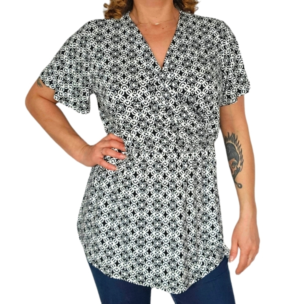 Lane Bryant Short Sleeve Stretch V Neck Size 14/16 Black White